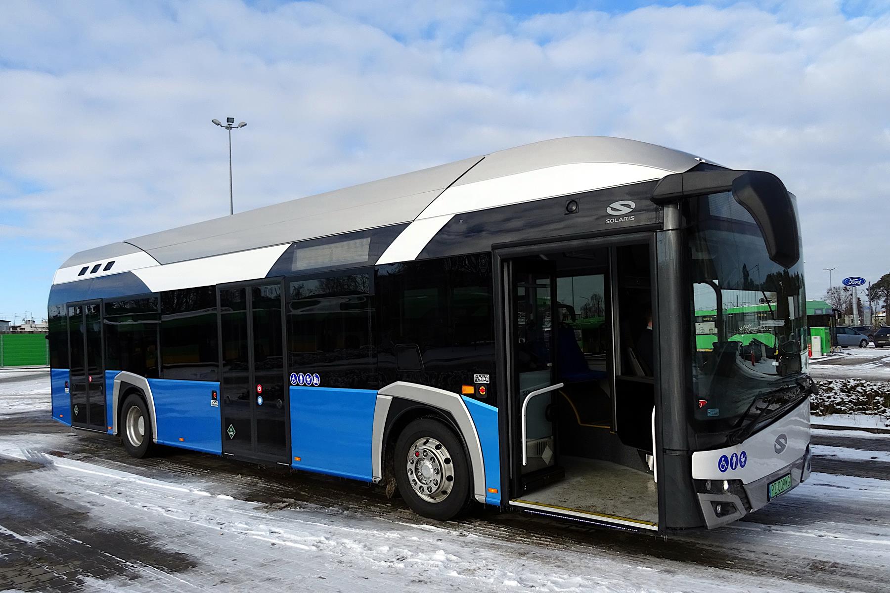 Na zdjęciu autobus wodorowy stojący na terenie zajezdni - grafika artykułu