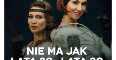 Plakat przedstawia dwie kobiety ubrane w futra, opaski na czoło, rękawiczki, trzymające w rękach cygaretki.