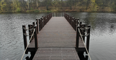 Zdjęcie przedstawia pomost na jeziorze.