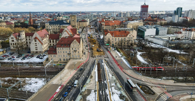 Na zdjęciu przebudowa ulicy Święty Marcin, widok z lotu ptaka, w centrum zdjęcia CK Zamek, w tle panorama miasta