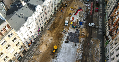 Na zdjęciu przebudowa ulicy Święty Marcin, widok z lotu ptaka, w centrum ulica, obok kamienice