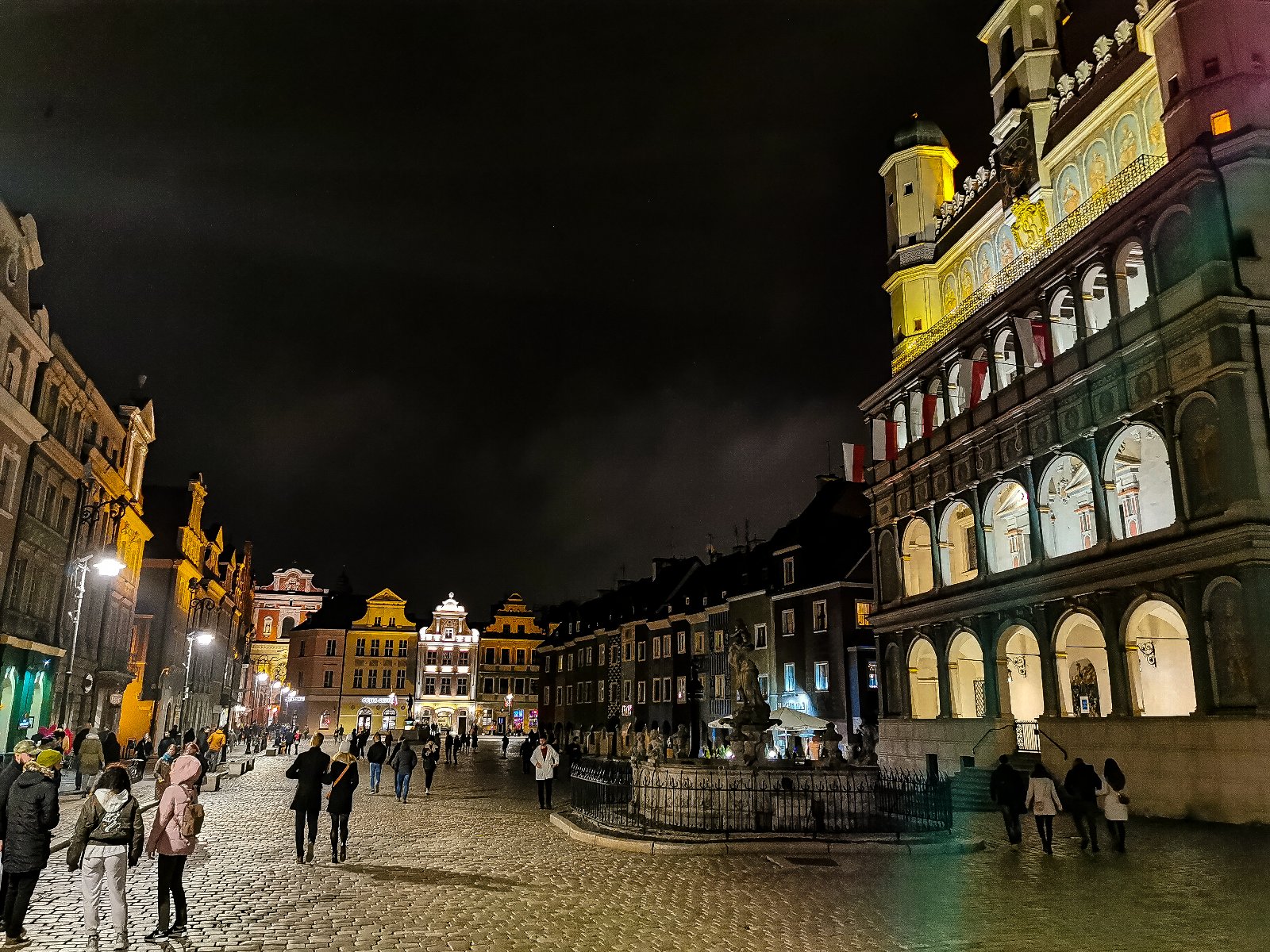 Zdjęcie przedstawia poznański Stary Rynek nocą. - grafika artykułu