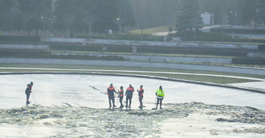 Galeria zdjęć przedstawia prace przy czyszczeniu zbiorników wodnych w parku Cytadela. Widać na nim pracowników i maszyny oraz sadzawkę.