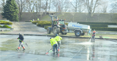 Galeria zdjęć przedstawia prace przy czyszczeniu zbiorników wodnych w parku Cytadela. Widać na nim pracowników i maszyny oraz sadzawkę.
