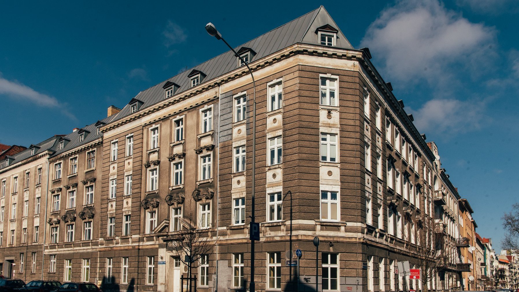 Na zdjęciu budynek, w którym mieści się punkt - duża kamienica
