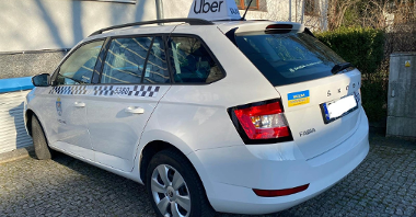 Niebiesko-żółta naklejka z napisem Wolna Ukraina po polsku i ukraińsku naklejona na aucie Uber