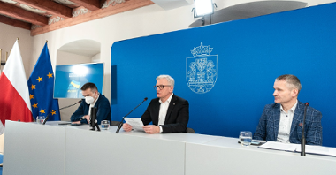 Wnętrze sali w urzędzie miasta, za stołem Jacek Jaśkowiak i jego dwaj zastępcy - przy mikrofonach