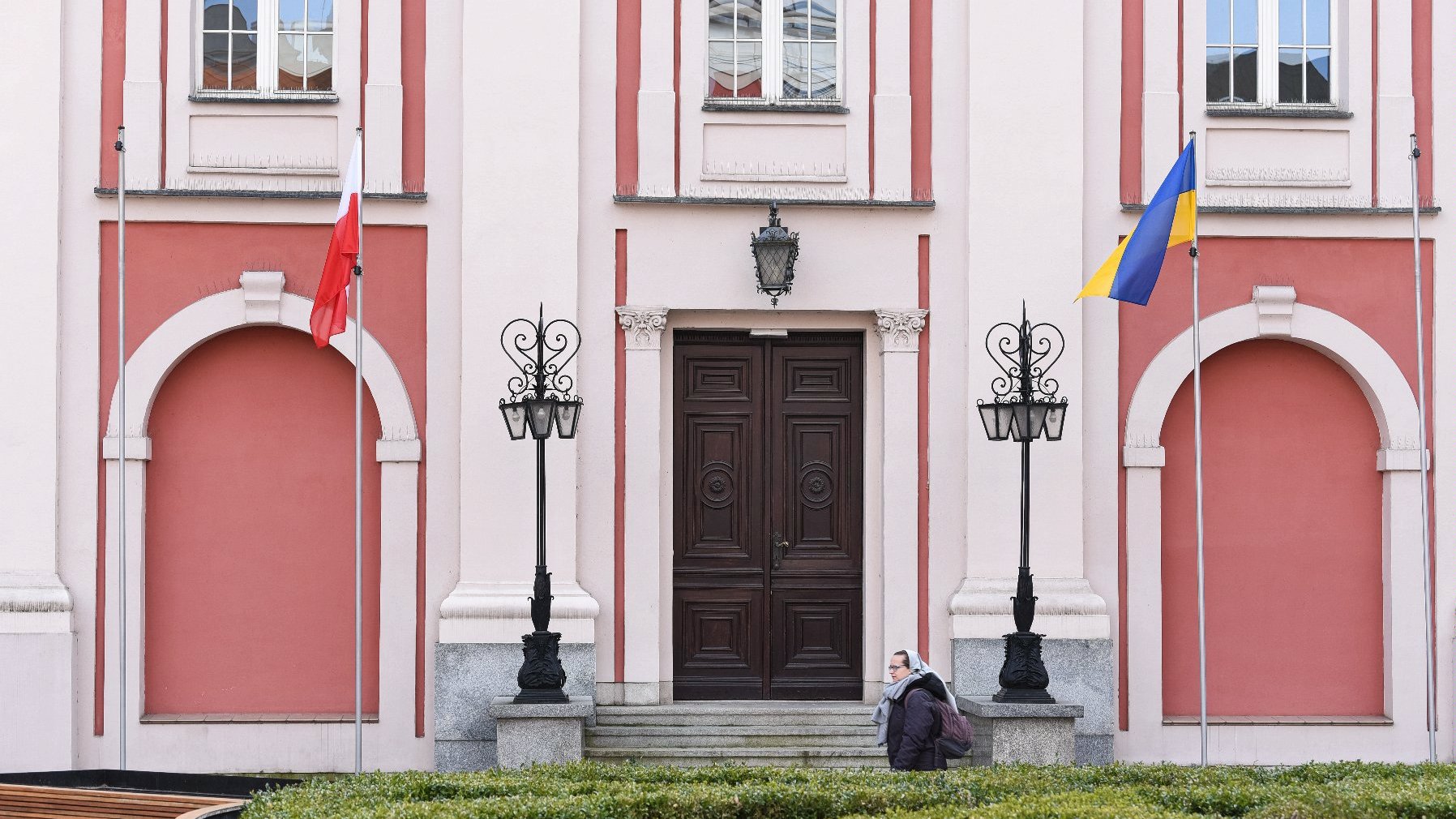 Na zdjęciu flagi: polska i ukraińska, wiszące przed urzędem miasta - grafika artykułu