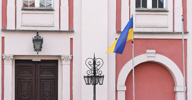 Na zdjęciu flagi: polska i ukraińska, wiszące przed urzędem miasta