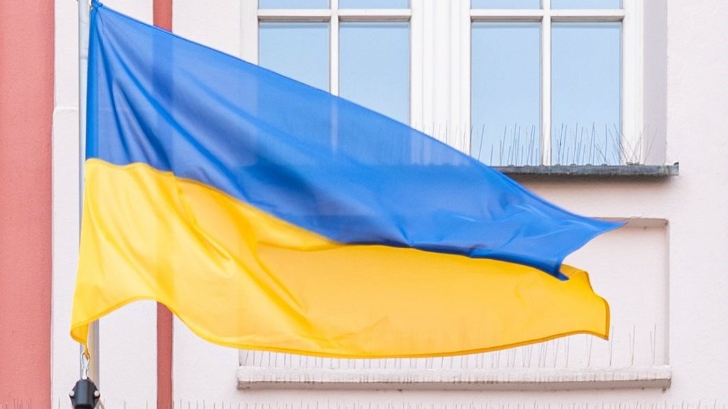 Na zdjęciu flaga Ukrainy przed Urzędem Miasta Poznania - grafika artykułu