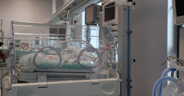 Na zdjęciu sala szpitalna, na pierwszym planie inkubator