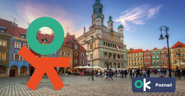 Na zdjęciu poznański Ratusz, na nim grafika: ludzik złożony z liter OK