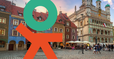 Zdjęcie poznańskiego ratusza, na nim grafika: ludzik złożony z liter OK