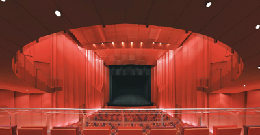 Wizualizacje nowej siedziby Teatru Muzycznego. Na grafice widać duże pomieszczenie ze sceną i rzędami krzeseł.