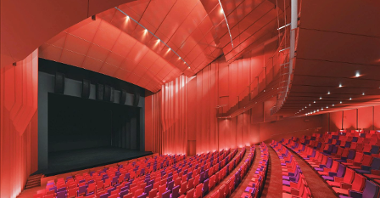 Wizualizacje nowej siedziby Teatru Muzycznego. Na grafice widać duże pomieszczenie ze sceną i rzędami krzeseł.