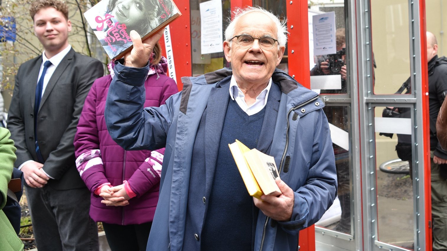 Galeria zdjęć przedstawia BiblioboXX oraz ludzi, którzy uczestniczyli w jego otwarciu.