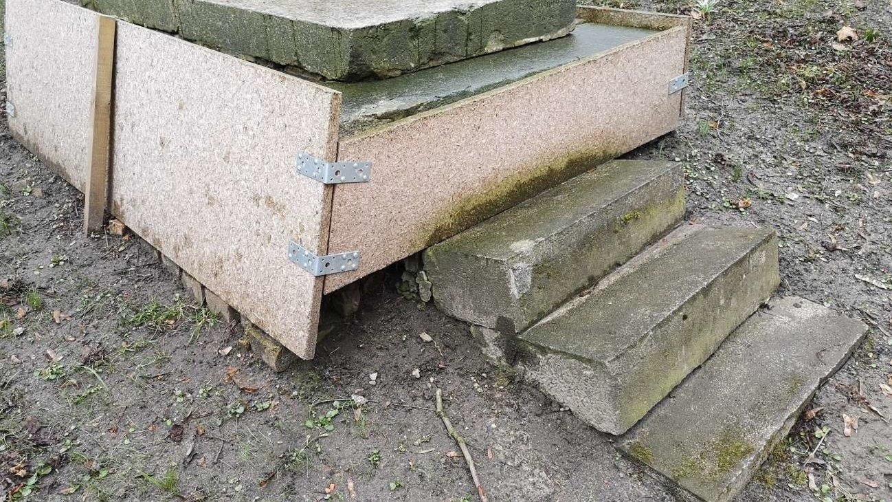 Zdjęcie przedstawia nagrobek przed remontem.