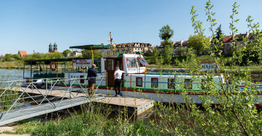 Galeria zdjęć przedstawia tramwaj wodny "Bajka".