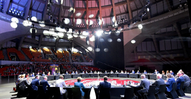 Zdjęcie przedstawia uczestników obrad siedzących przy okrągłym stole.