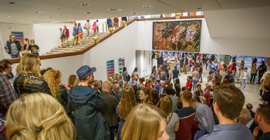 Galeria zdjęć przedstawia tłum ludzi wewnątrz muzeum.