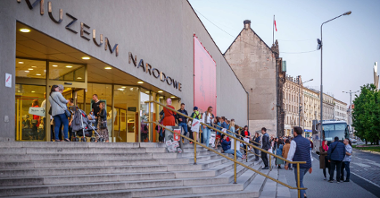 Zdjęcie przedstawia tłum ludzi przed muzeum narodowym.