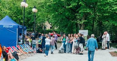 Galeria zdjęć przedstawia piknik w parku Sołackim. Na zdjęciach widać ludzi podczas wspólnego sprzątania, sadzenia drzew i różnych warsztatów.