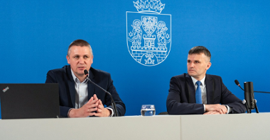 Galeria zdjęć przedstawia Patryka Pawełczaka i Mariusza Szlendaka za stołem podczas konferencji prasowej.