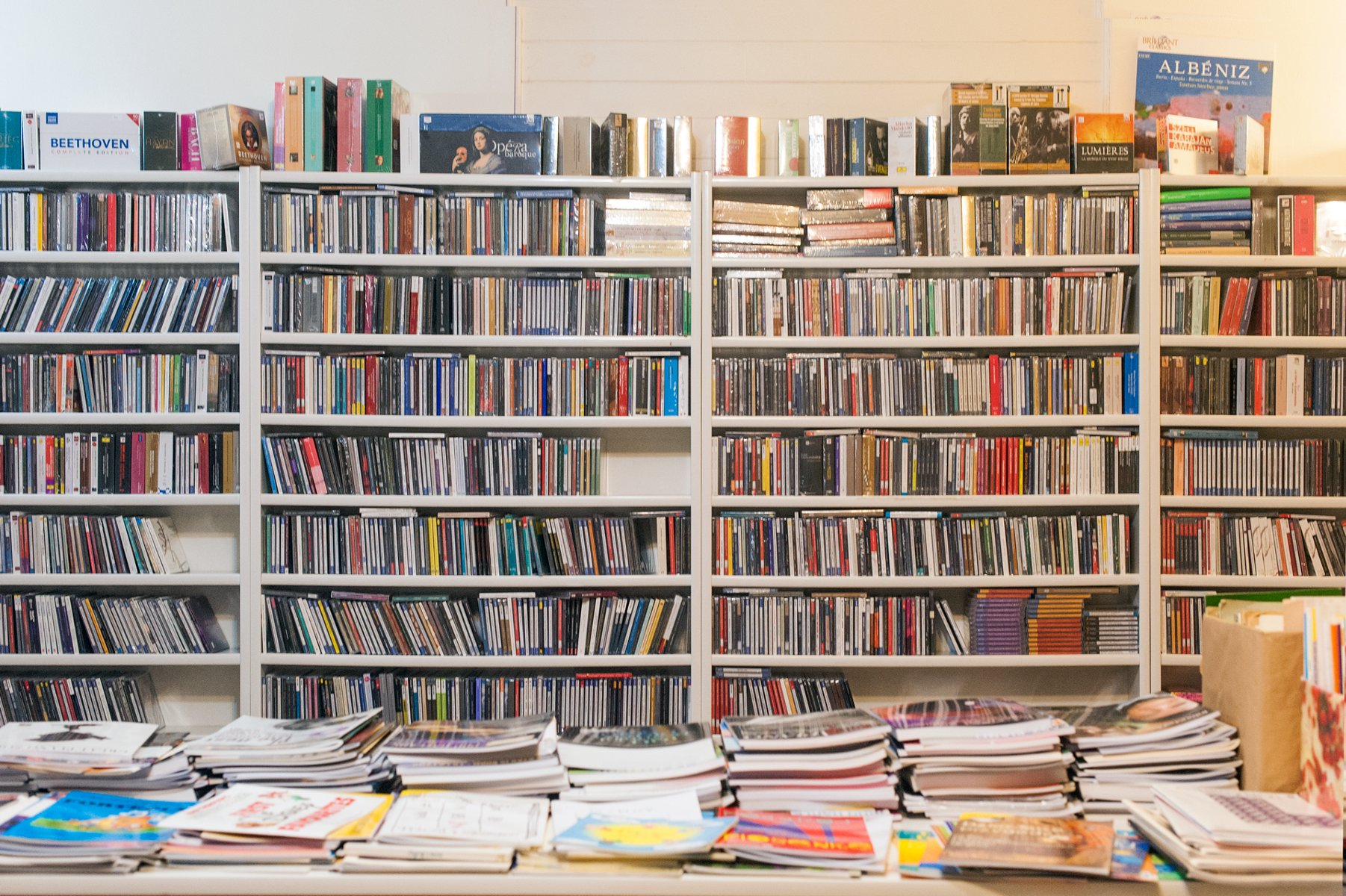 Zdjęcie przedstawia półki z książkami. - grafika artykułu