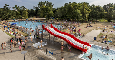 Zdjęcie przedstawia tłum ludzi na letniej pływalni.