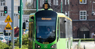Zdjęcie przedstawia jadący tramwaj linii 8.