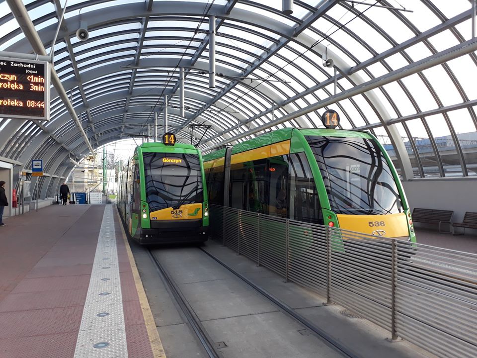 Zdjęcie przedstawia dwa tramwaje linii 14 jadące w przeciwnych kierunkach. - grafika artykułu