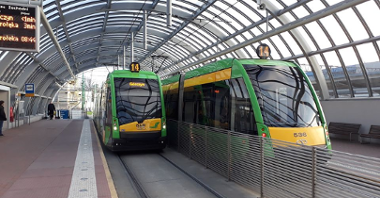 Zdjęcie przedstawia dwa tramwaje linii 14 jadące w przeciwnych kierunkach.