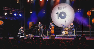Na zdjęciu widać muzyków na scenie Enter Enea Festiwal 2020.