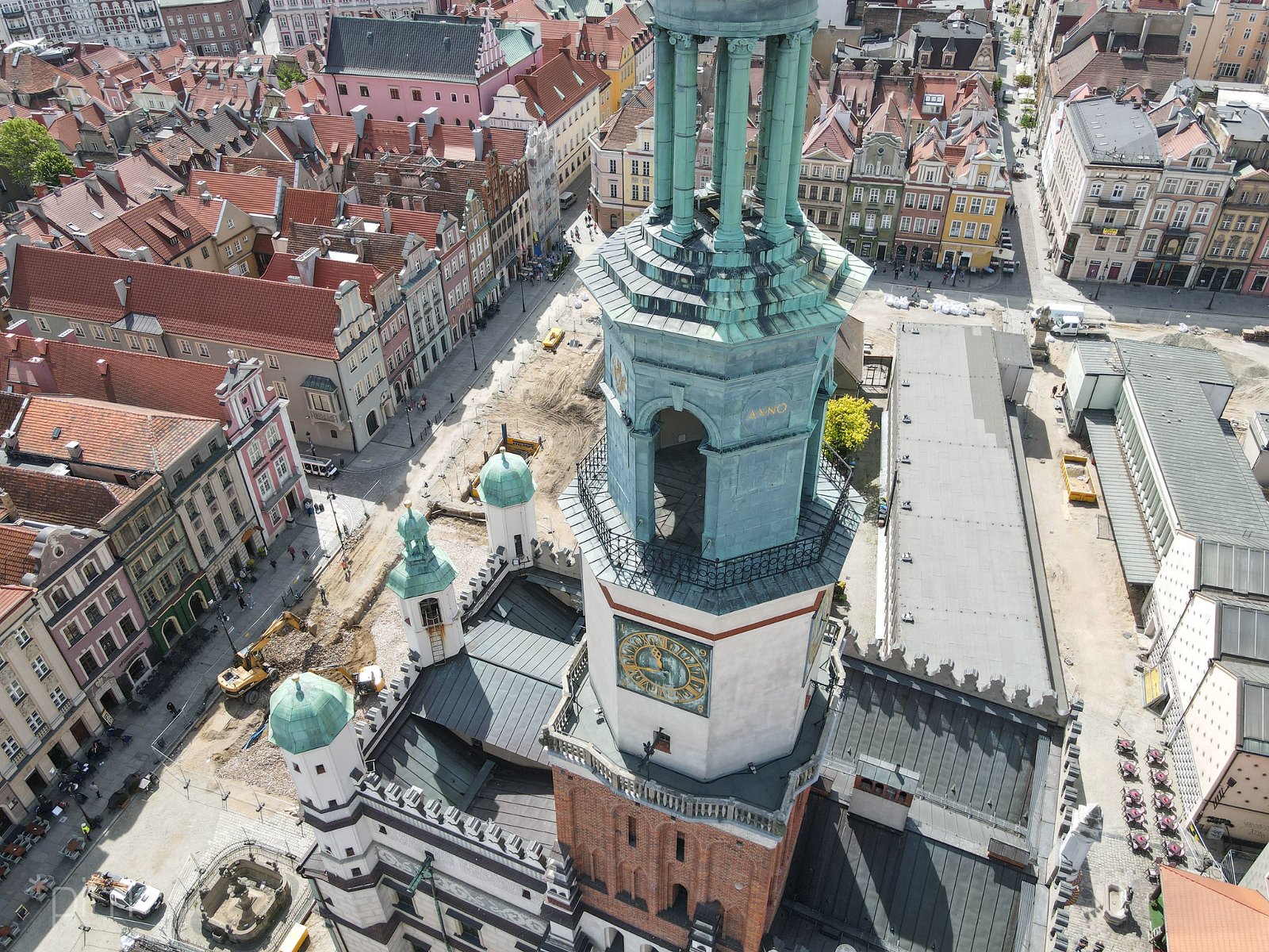 Zdjęcie wieży Ratusza na przebudowywanym Starym Rynku w Poznaniu - grafika artykułu