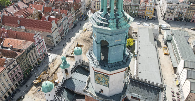 Zdjęcie wieży Ratusza na przebudowywanym Starym Rynku w Poznaniu