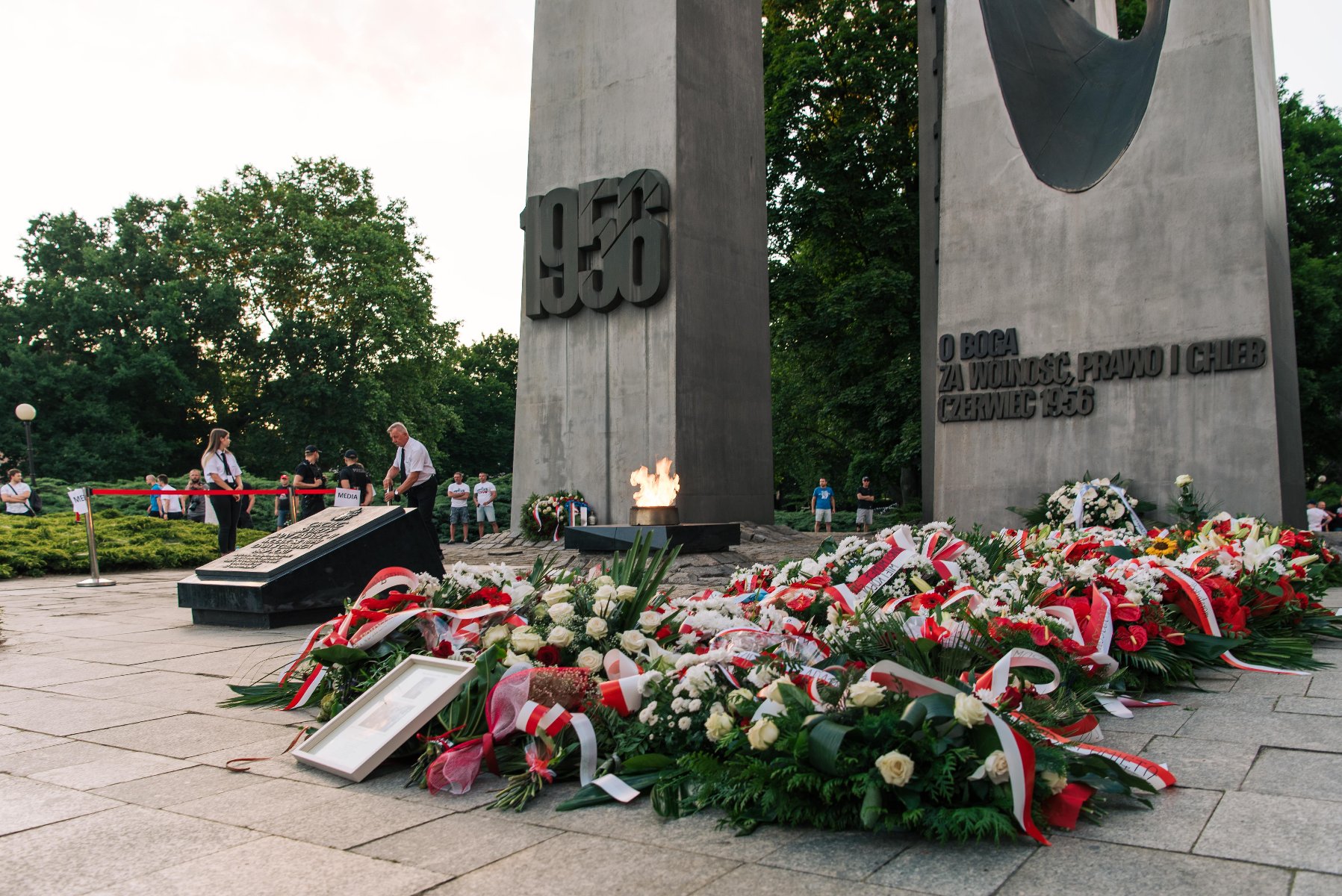 Zdjęcie pomnika Poznańskiego Czerwca na placu Mickiewicza - grafika artykułu