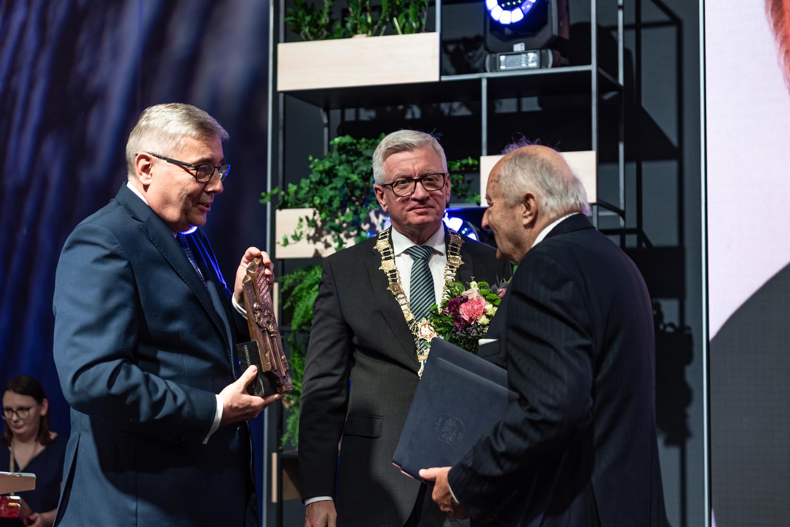 Na zdjęciu prezydent miasta i przewodniczący rady miasta wręczają statuetkę Honorowego Obywatela Poznania prof. Łączkowskiemu - grafika artykułu