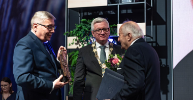 Na zdjęciu prezydent miasta i przewodniczący rady miasta wręczają statuetkę Honorowego Obywatela Poznania prof. Łączkowskiemu