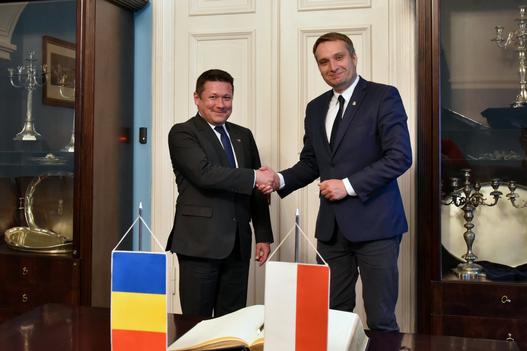 Na zdjęciu zastępca prezydenta Poznania i ambasador podają sobie dłonie - grafika artykułu