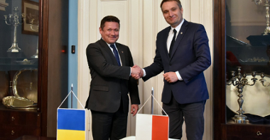 Na zdjęciu zastępca prezydenta Poznania i ambasador podają sobie dłonie