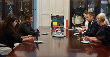 Na zdjęciu zastępca prezydenta Poznania oraz ambasador siedzą naprzeciwko siebie przy stole, rozmawiają, obok nich 3 kobiety