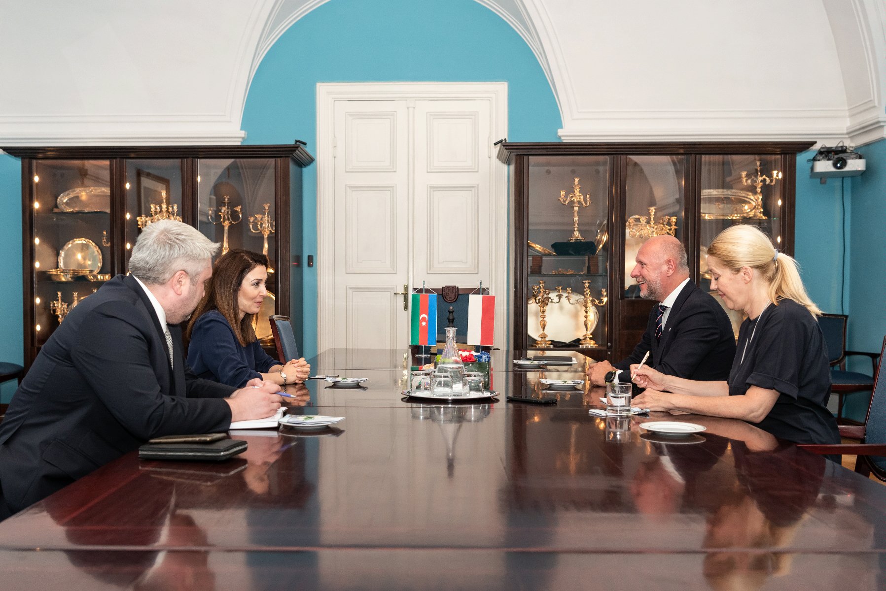 Galeria zdjęć przedstawia wizytę ambasador Azerbejdżanu w urzędzie miasta. - grafika artykułu
