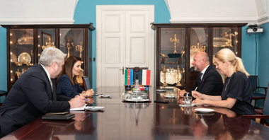 Galeria zdjęć przedstawia wizytę ambasador Azerbejdżanu w urzędzie miasta.