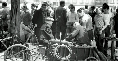 Czarno-białe, stare zdjęcie ludzi handlujących na rynku