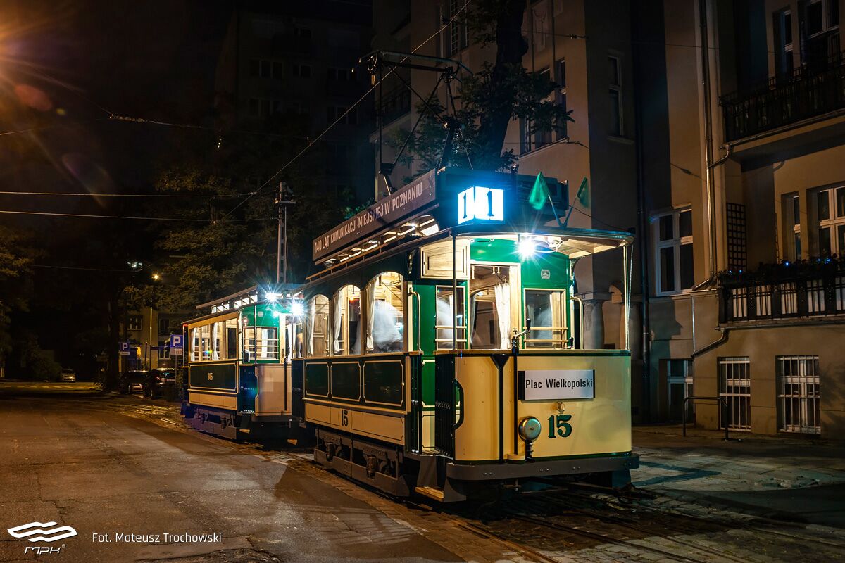 Na zdjęciu zabytkowy tramwaj stojący na torach, oświetlony lampami, po zmierzchu - grafika artykułu