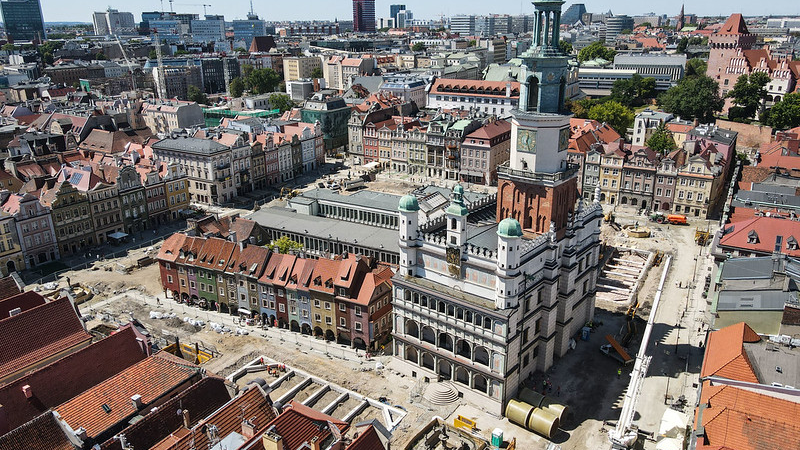 Na zdjęciu Stary Rynek podczas remontu, widziany z lotu ptaka, w centrum Ratusz - grafika artykułu