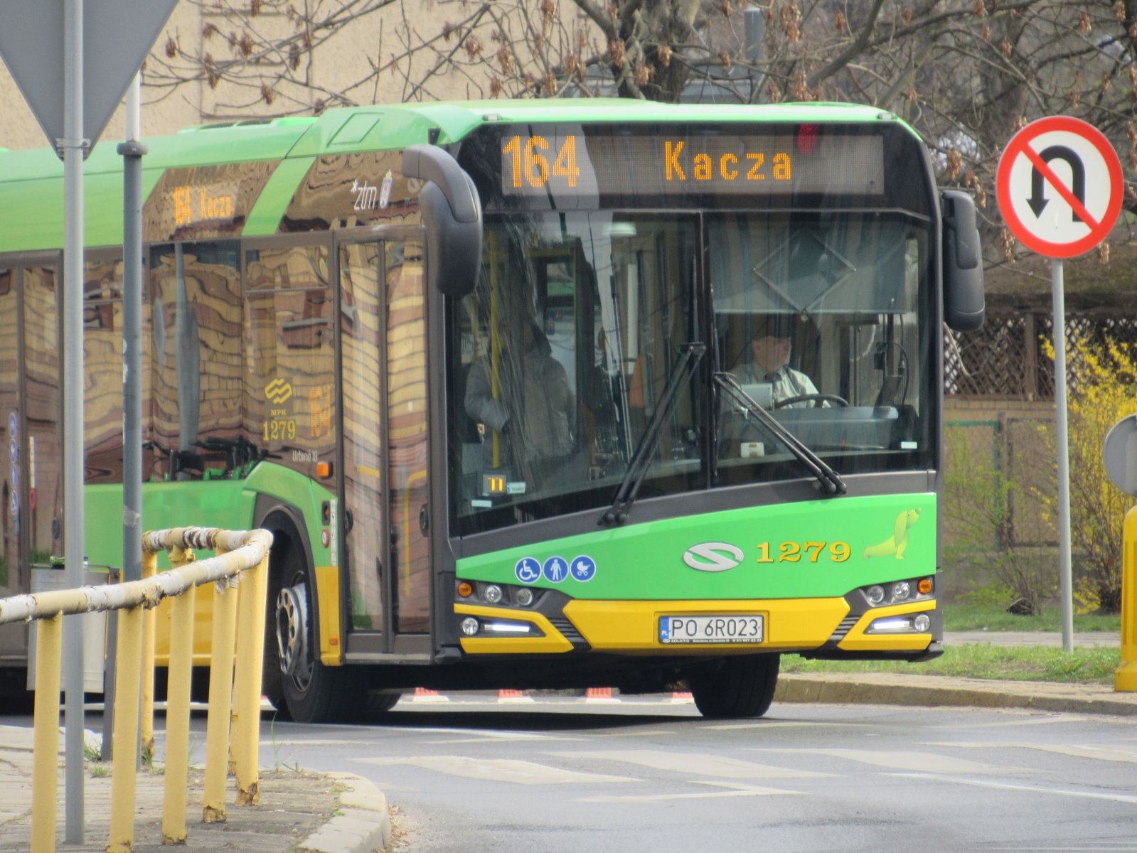 Zdjęcie przedstawia autobus lnii nr 164. - grafika artykułu