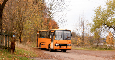 Na zdjęciu pomarańczowy autobus