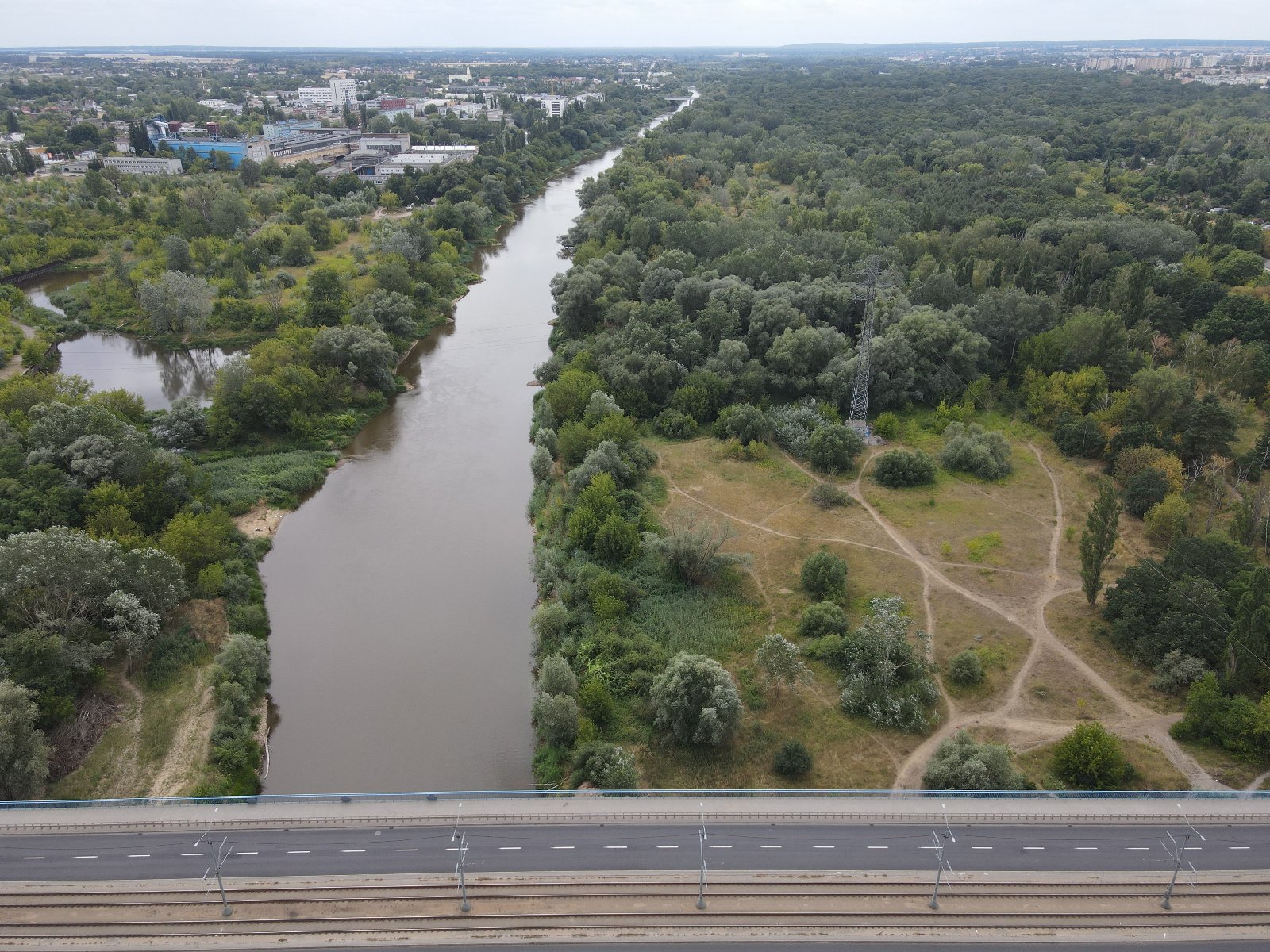 Widok z lotu ptaka na Dębinę. U dole widać most Przemysła I - grafika artykułu