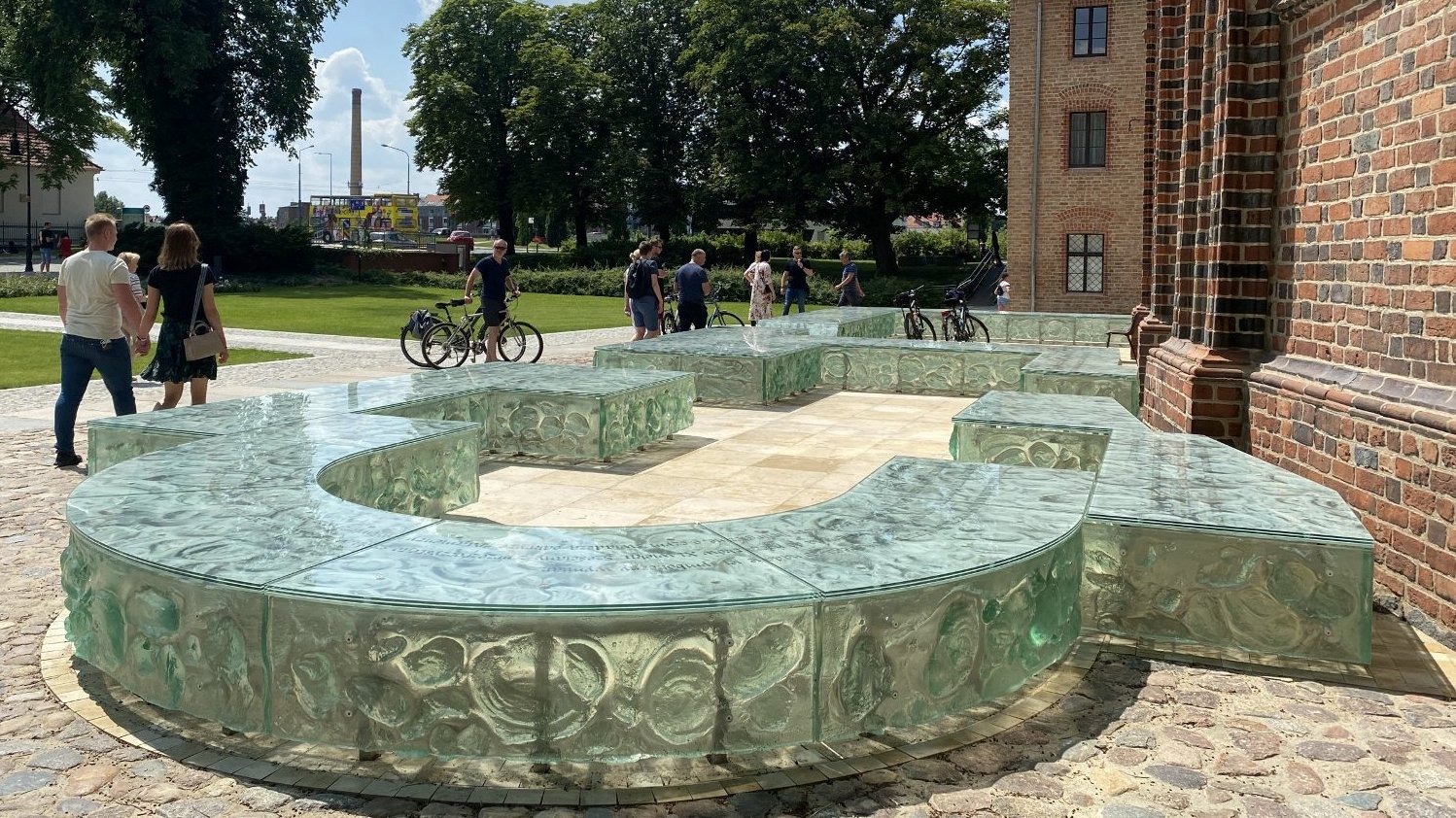 Galeria zdjęć przedstawia szklaną instalację przestrzennaą upamiętniająca pierwszą siedzibę Mieszka I i Dobrawy. - grafika artykułu